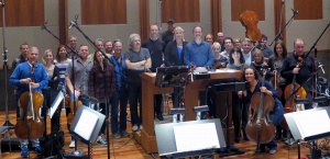 Les compositeurs du film entourés de leur orchestre.