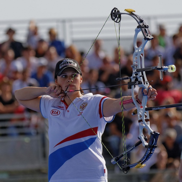 Image:Albina Loginova compound bow.jpg